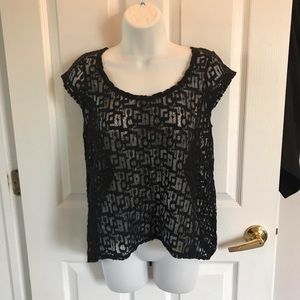 2/$12🔥 DKNY geometric lace cap sleeve shirt small